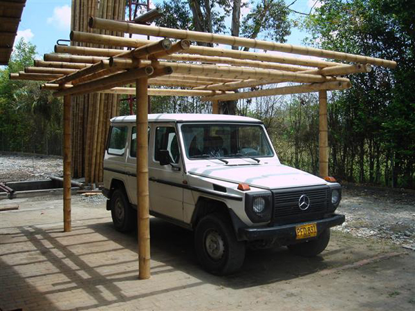 Carport aus Guadua-Bambusrohr