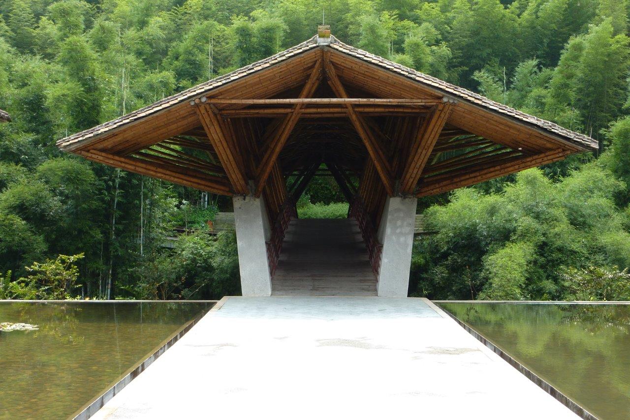 Bambus-Brücke aus pflanzlichen Stäben vom Bambusarchitekt Simon Velez Kolumbien in China CONBAM