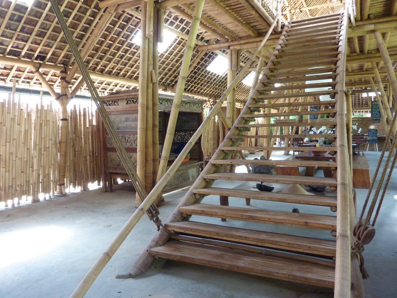 Bambus-Treppe mit Geländer aus Bambusstäben CONBAM
