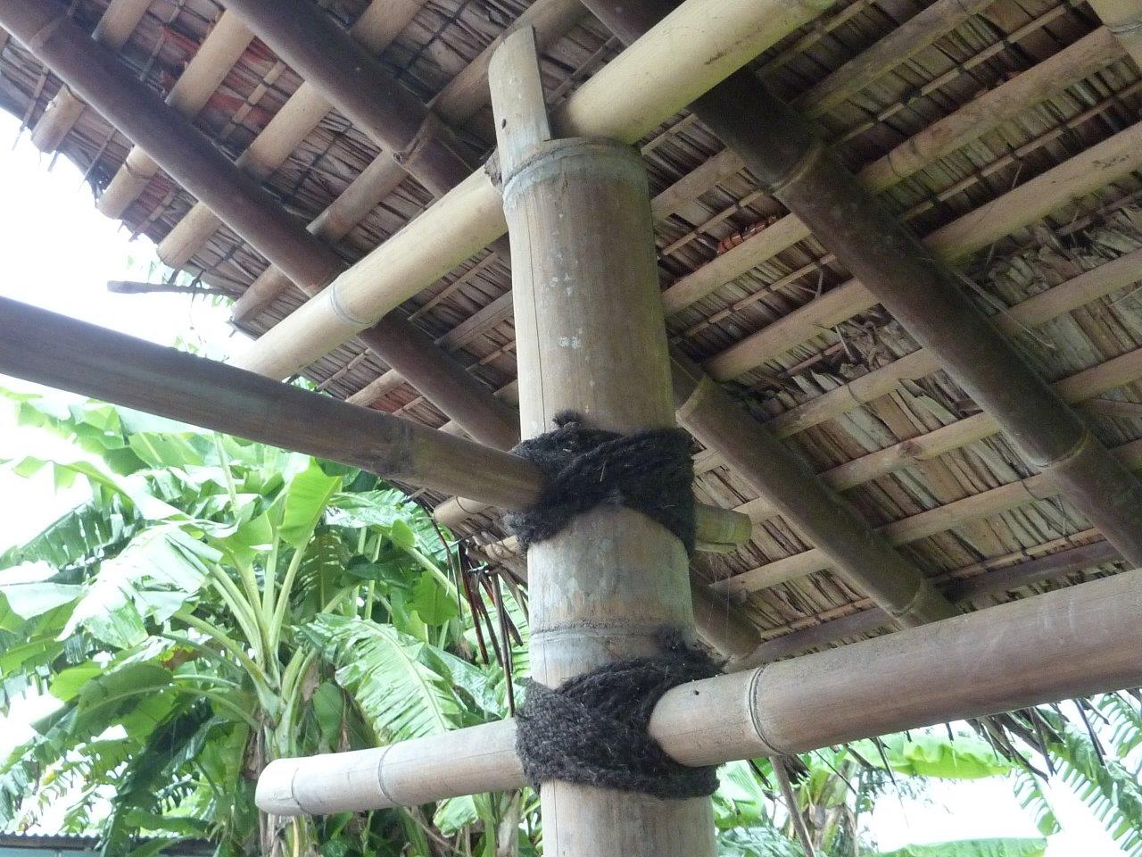 Bambusstäbe mit Verbindungen in traidioneller Technik CONBAM