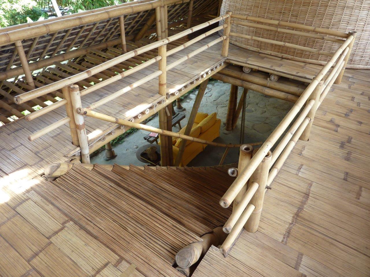 Bambustreppe mit Treppengeländer aus Bambusstangen CONBAM
