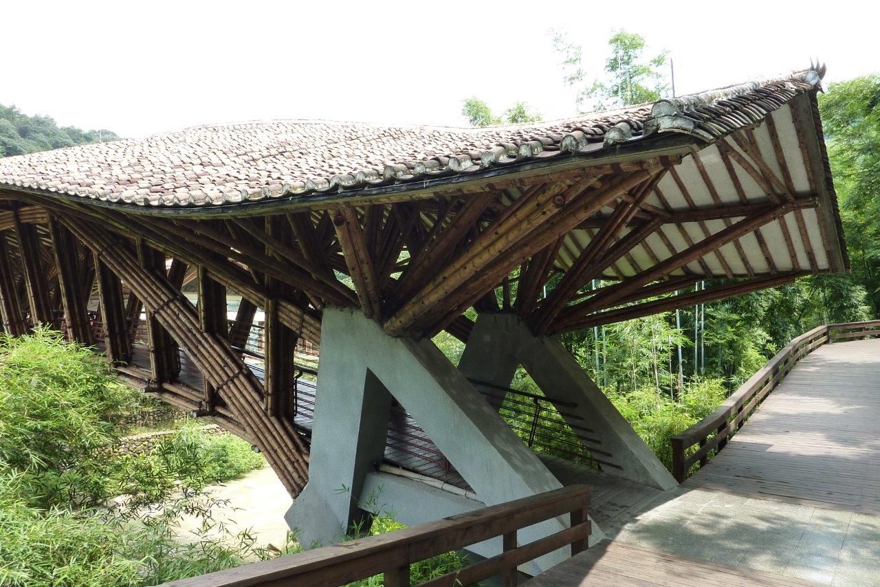Brückenkonstruktion aus Bambusstangen CONBAM