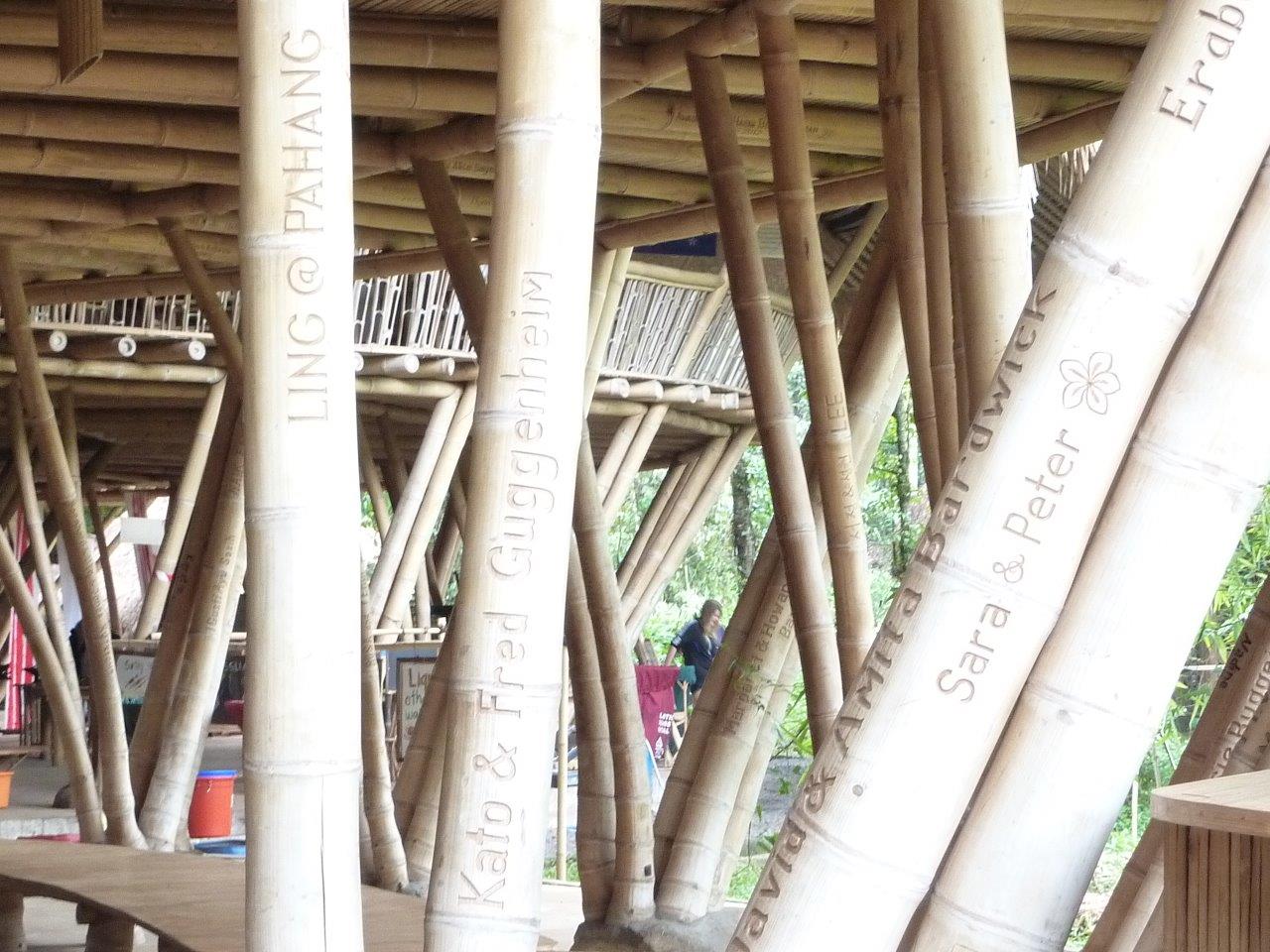 Unterstützer der Green School Bali verwewigt durch Schnitzereien im Bambusrohr CONBAM