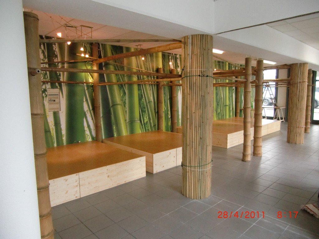 Trennwände aus Bambus-Rohr und Bambussäulen vom Bambushandel CONBAM