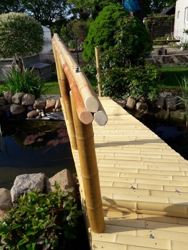 Bambusbrücke mit Bambusboden und Geländer aus Rattanstäben