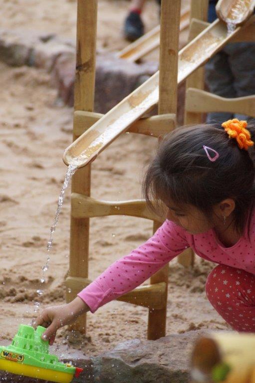 WASSERSPIEL aus Bambusstangen und Holz für Kindertagesstätte