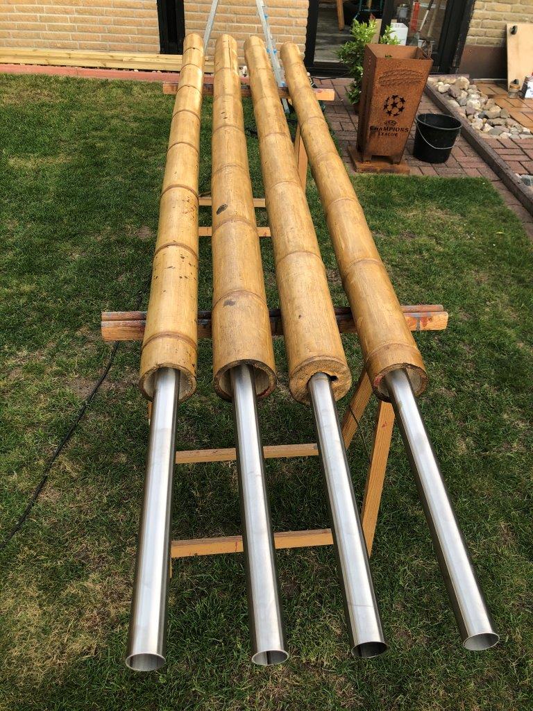 Bambusstützen mit Bodenankern aus Stahlrohr